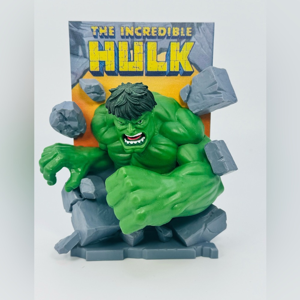 Marvel Incredible HULK 3D Comic Standee Loot Crate Avengers Figure Breaking Wall